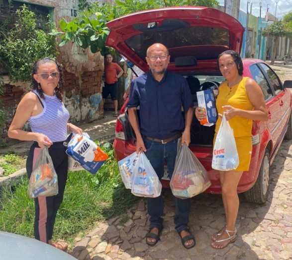 DISTRIBUIÇÃO DE CESTAS BÁSICAS E FRALDAS